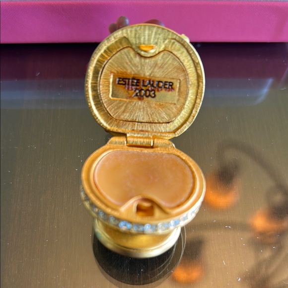 Estee Lauder Gold and Red Festive Compact Set - Picture 5 of 14